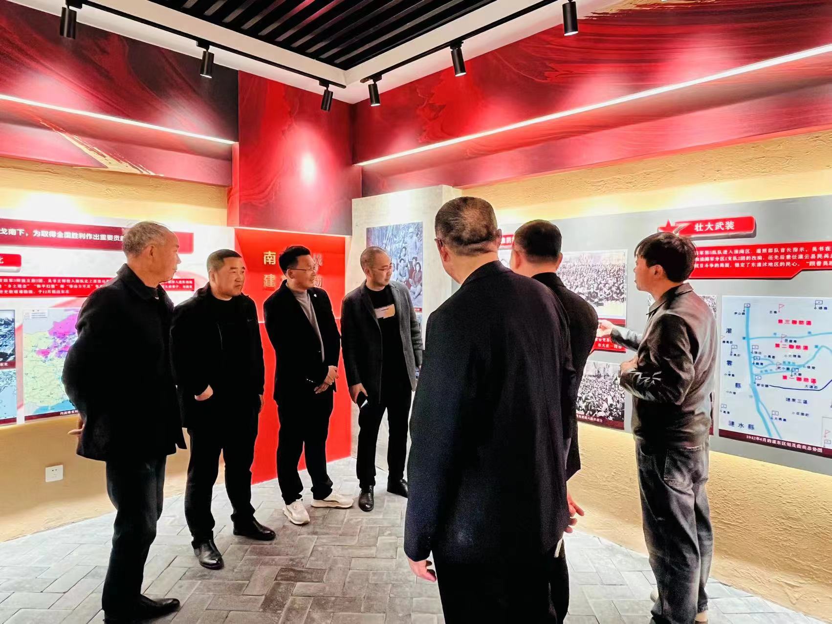 三口小学党支部党员干部祭扫吴书烈士墓 (4).jpg