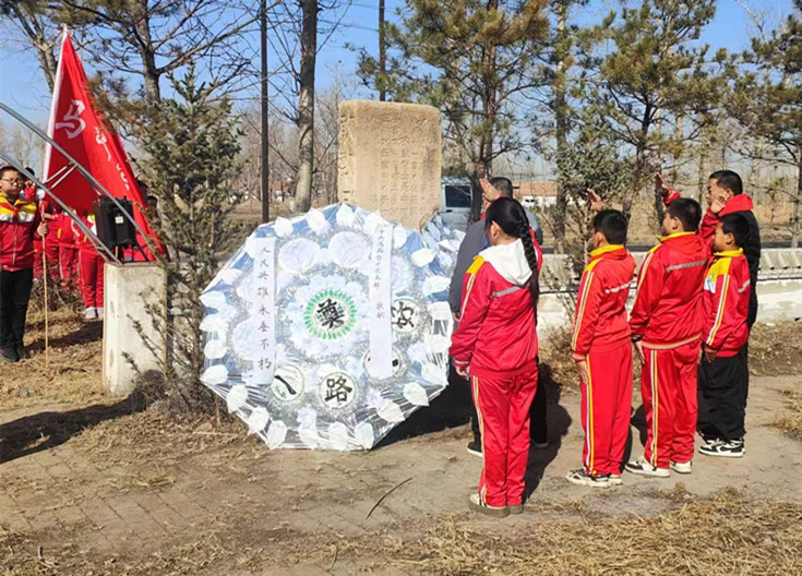 1712046933892364.jpg 元宝山区马蹄营子学校清明节活动照片5_副本.jpg