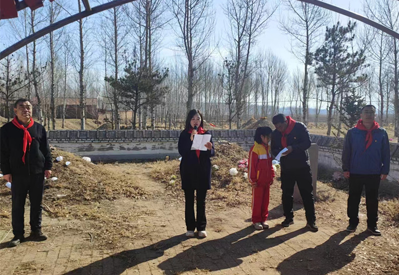 1712047023991653.jpg 元宝山区马蹄营子学校清明节活动照片4_副本.jpg