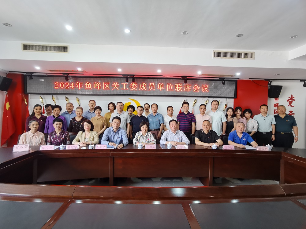 与会“五老”与领导们合影留念1.jpg