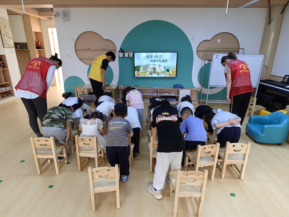 “五老”带领幼儿园小朋友网上祭英烈1.jpg