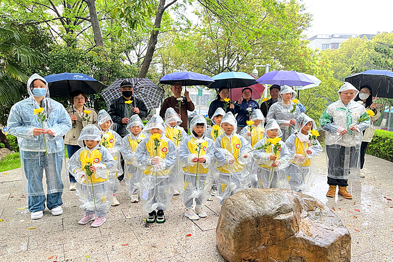 玄武区玄武湖街道仙居雅苑社区关工委开展“清明祭英魂，传承党初心”清明节手工折菊活动 (8).jpg