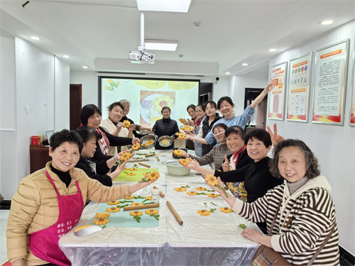 合肥市包河区烟墩街道清水冲社区关工委：巾帼花争艳·巧手绽芳华”面点制作向日葵 (1).jpg