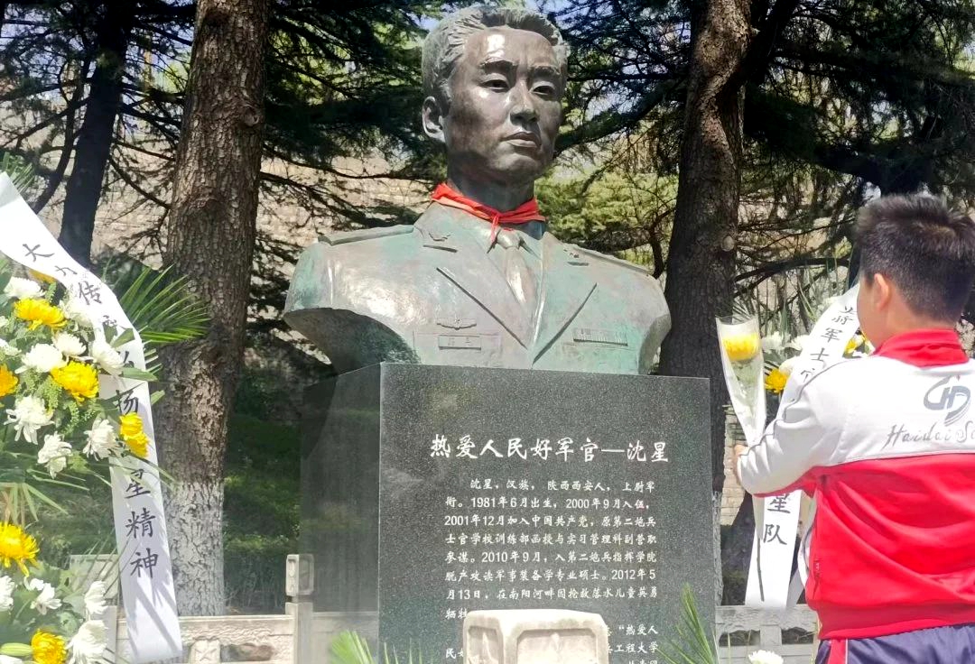 海岱小学关工委组织学生们为英烈献一朵亲手制作的菊花1.jpg