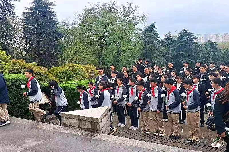 江苏省南京市玄武区东方城社区关工委组织青少年学生开展清明祭英烈活动 (2).jpg