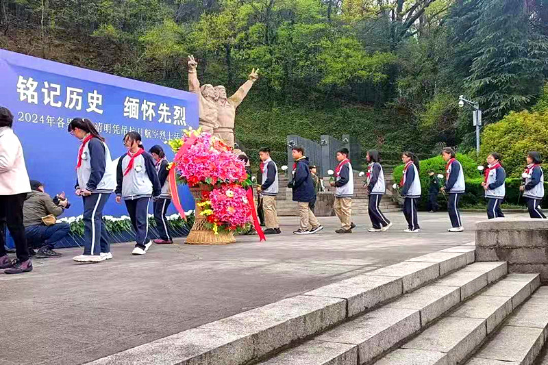 江苏省南京市玄武区东方城社区关工委组织青少年学生开展清明祭英烈活动 (3).jpg