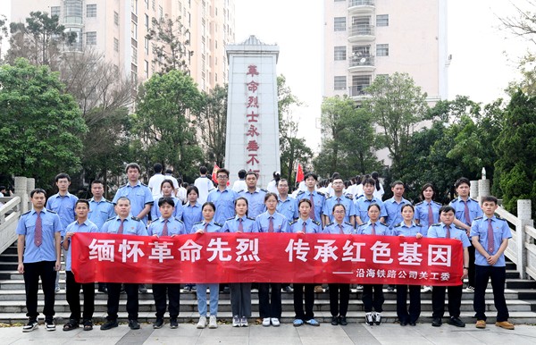 1712403858871929.jpg 图为青年们在烈士纪念碑前合影留念(关工委)(钦州电务段党伟中 摄).JPG