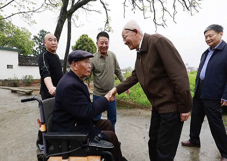 图为张俊等看望刘长春（黄国华摄） (1).jpg