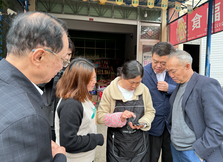 1712912902248813.jpg 与群众互动.jpg