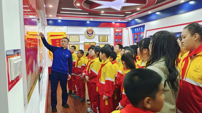 1713922163655372.jpg 元宝山区东城街道银河社区、实验小学消防安全培训活动照片9_副本.jpg