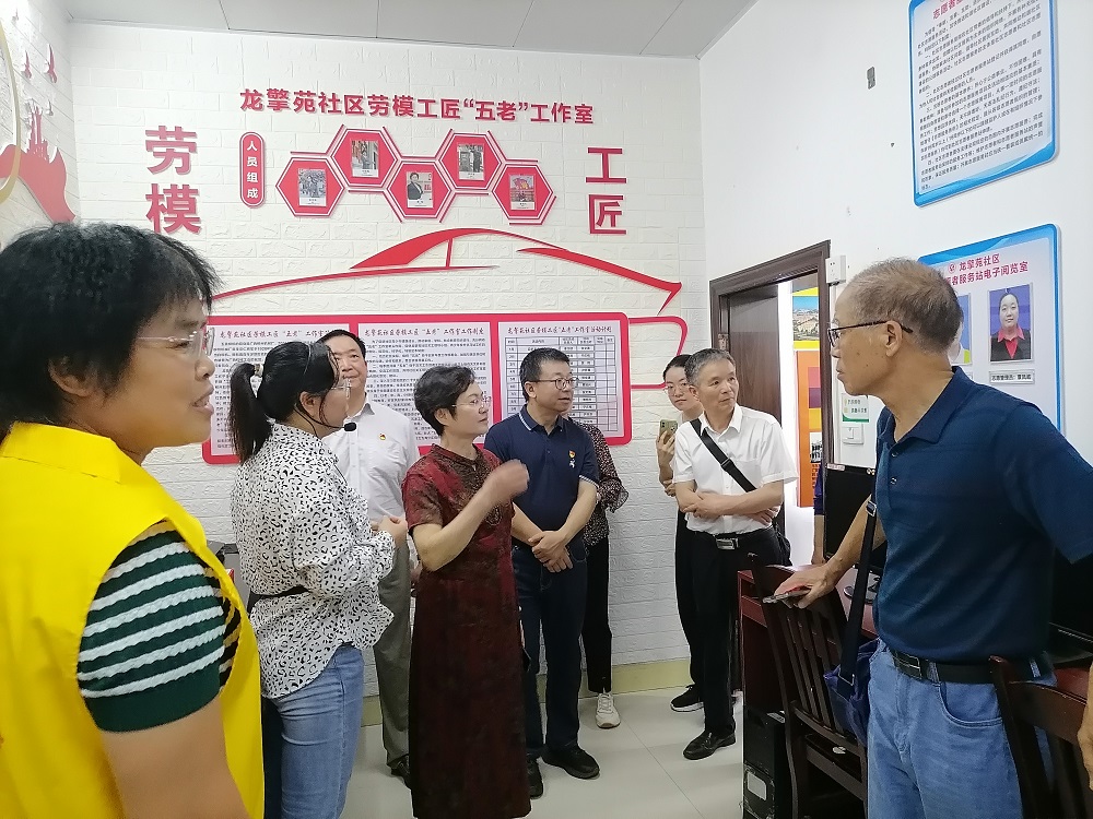 1714123220933936.jpg 社区负责人在给大家介绍工匠精神传承“五老”工作室1.jpg