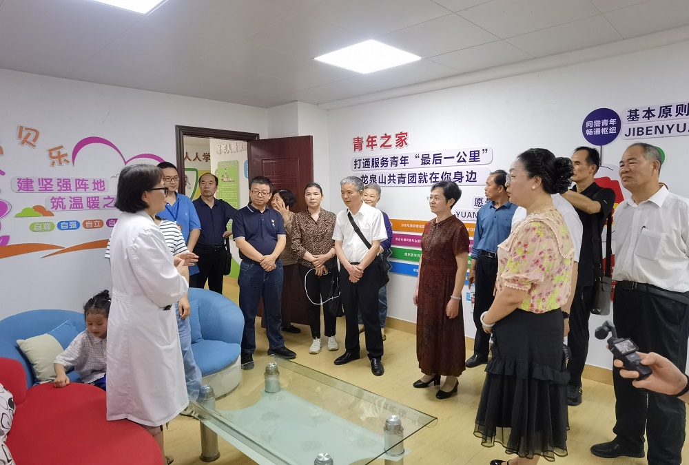 1714123253963232.jpg 贺州市关工委一行参观青少年心理咨询室1.jpg