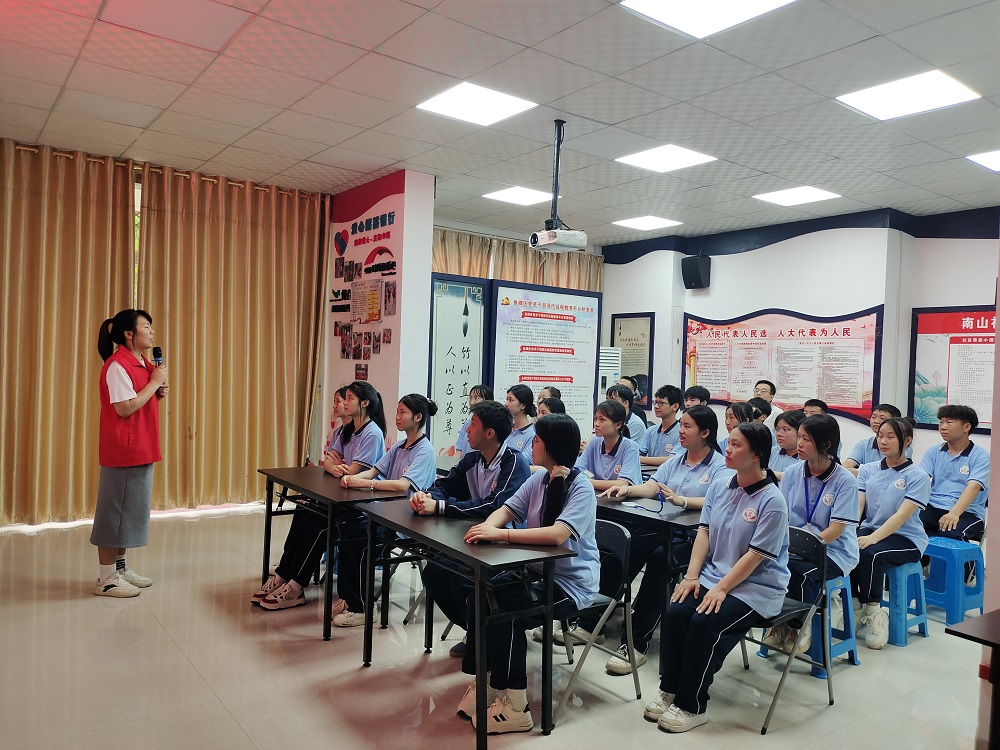 1715853400908007.jpg 3-社区志愿者在跟大家交流互动1.jpg