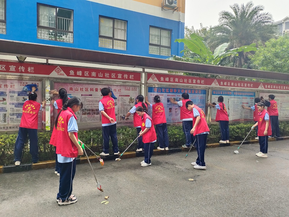 1715853407157063.jpg 4-大家在开展“我为柳州洗刷刷”志愿服务活动1.jpg