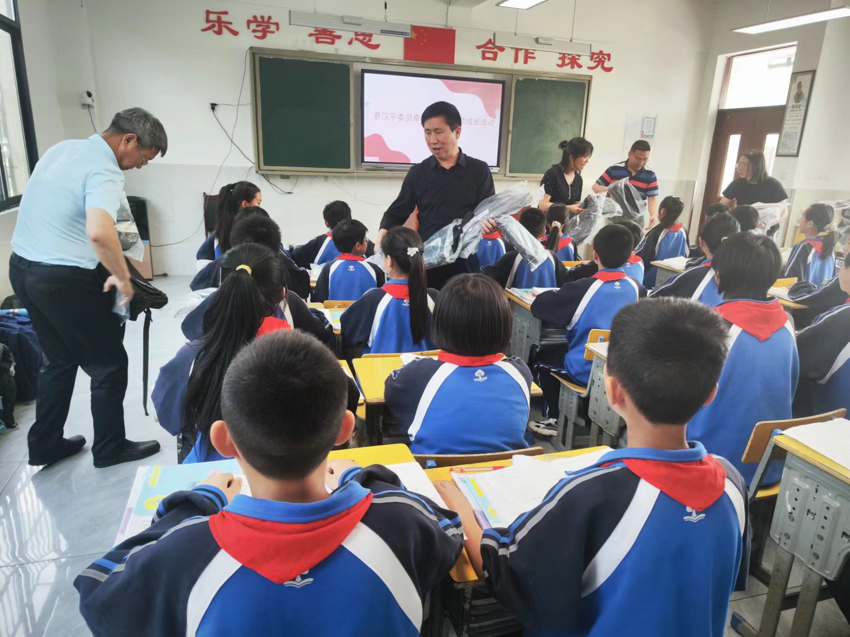 1716190569844172.jpg 发放学习用品.jpg