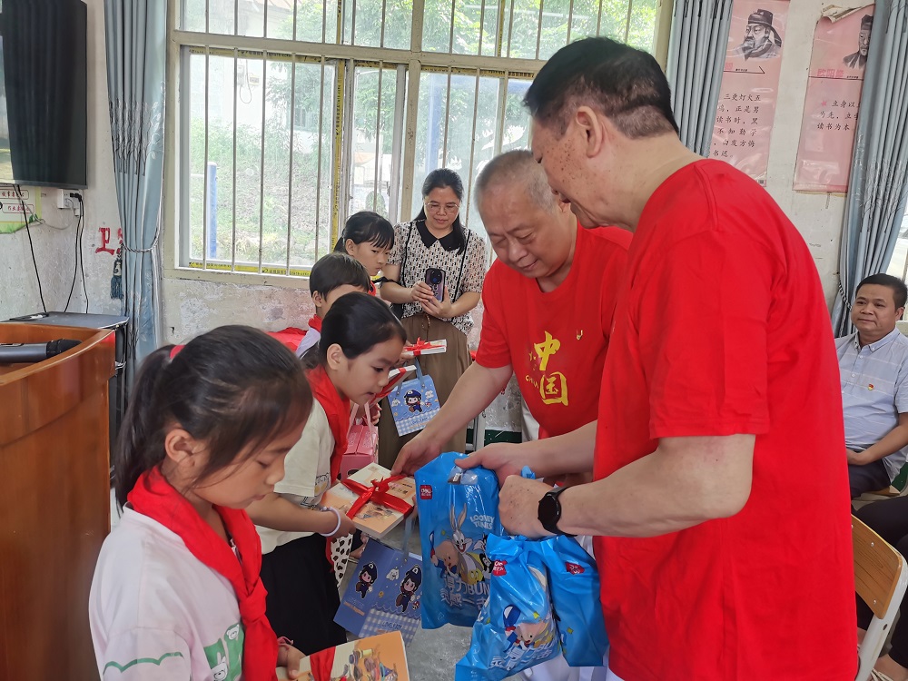 1716289980276369.jpg 区关工委领导给孩子们赠送“六一”慰问品21.jpg