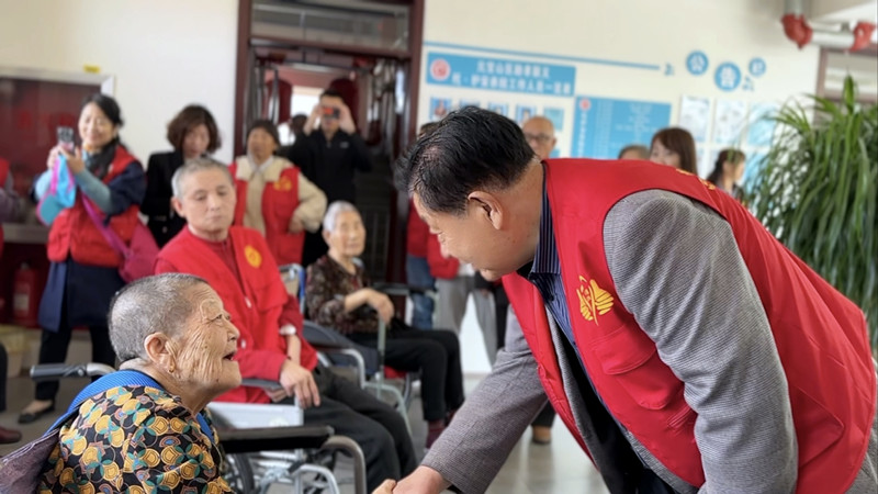 1716514920902993.jpg 元宝山区平庄城区街道星海社区关工委敬老活动照片4jpg_副本.jpg