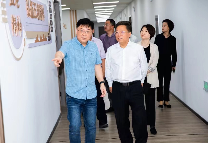 1717143691348699.jpg 教育辅导中心揭牌7.jpg