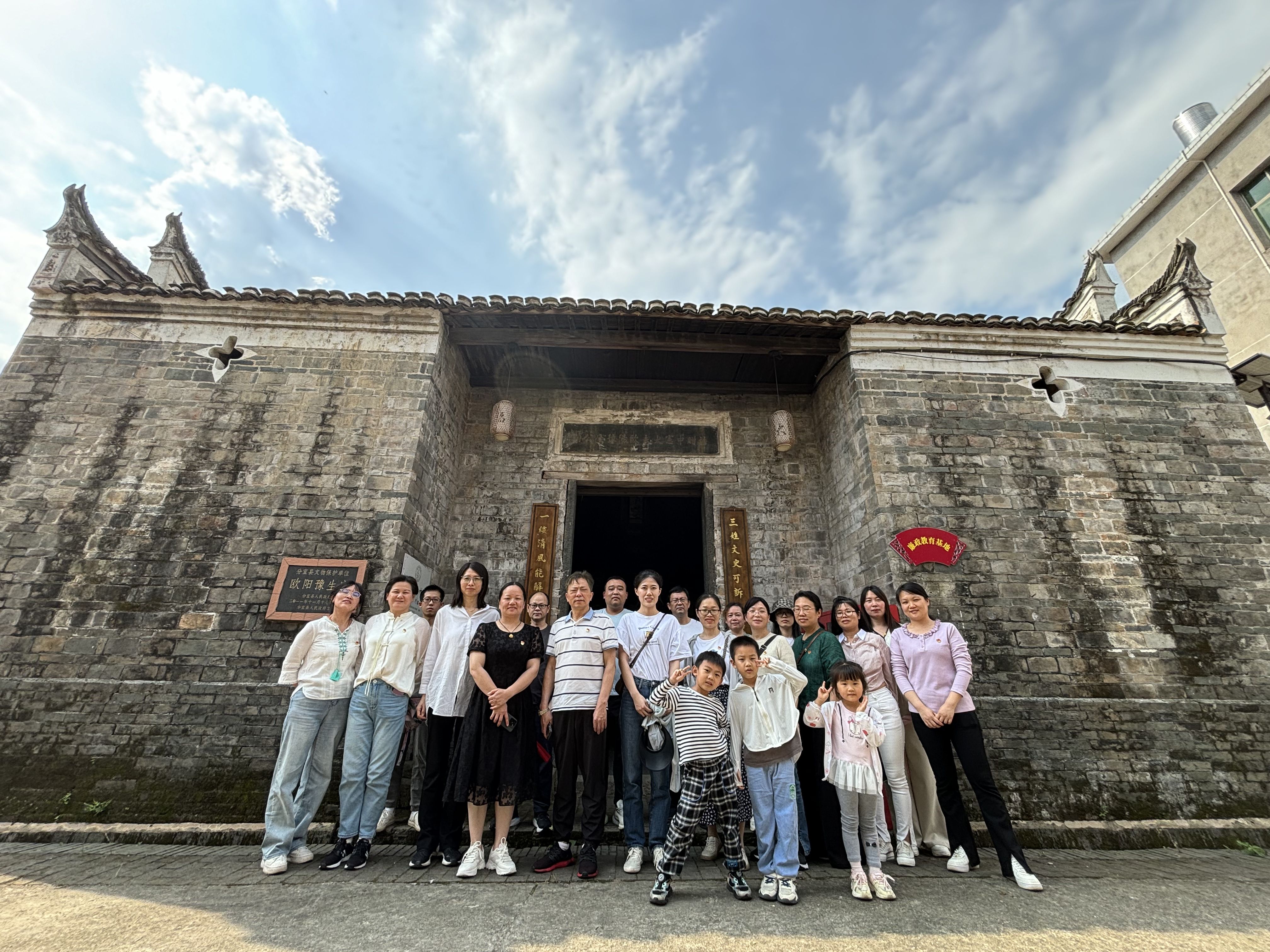 1717324253103731.jpg 1关爱活动照片_爱奇艺.jpg