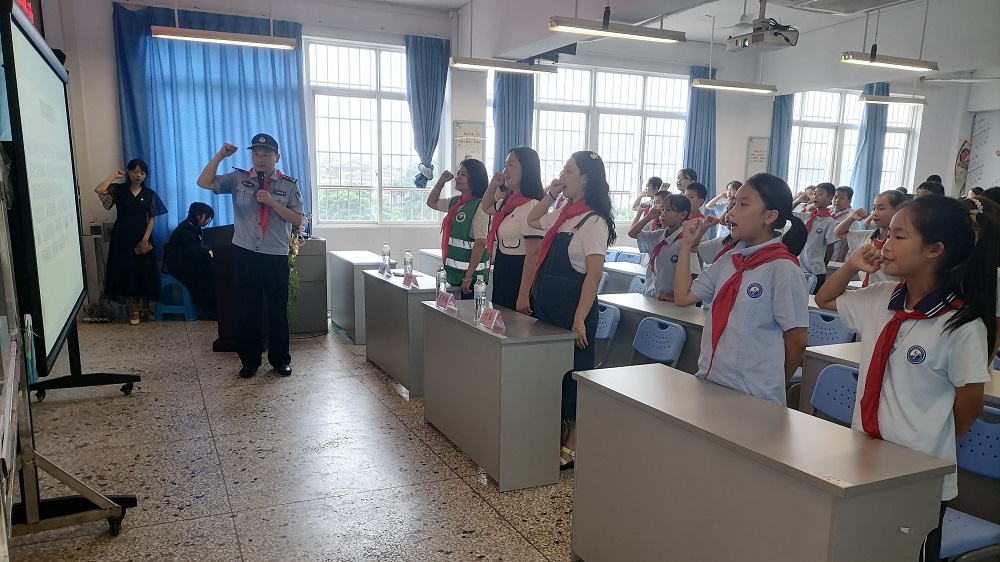 1718854935145423.jpg 民警带领同学们进行禁毒宣誓1.jpg