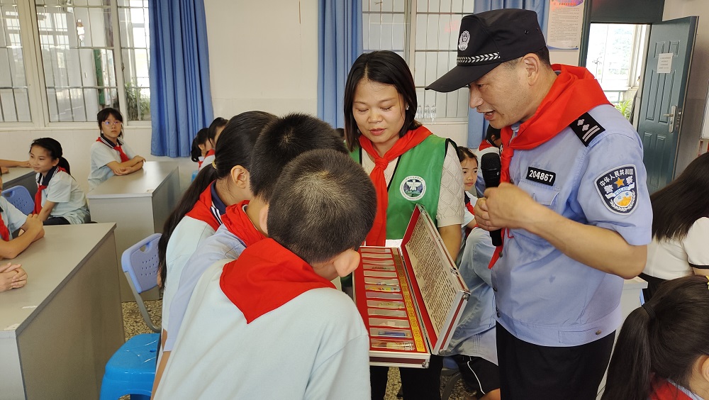 1718854941596053.jpg 民警、禁毒社工在与同学们互动1.jpg