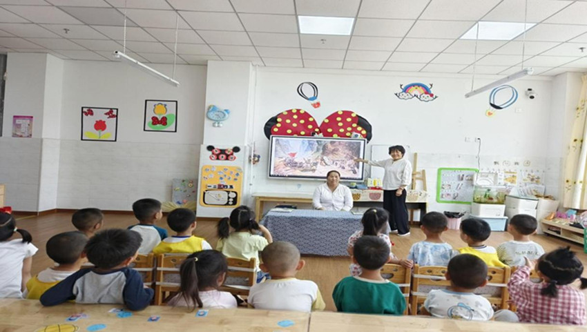 1720580994599354.jpg 元宝山区第三幼儿园诵读《毛泽东故事》活动照片4_副本.jpg