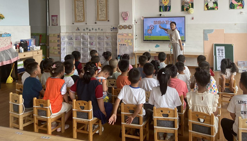 1721176980954350.jpg 元宝山区第三幼儿园、东城街道新华社区关工委联合开展“大手牵小手,控烟一起走”活动照片2_副本.jpg