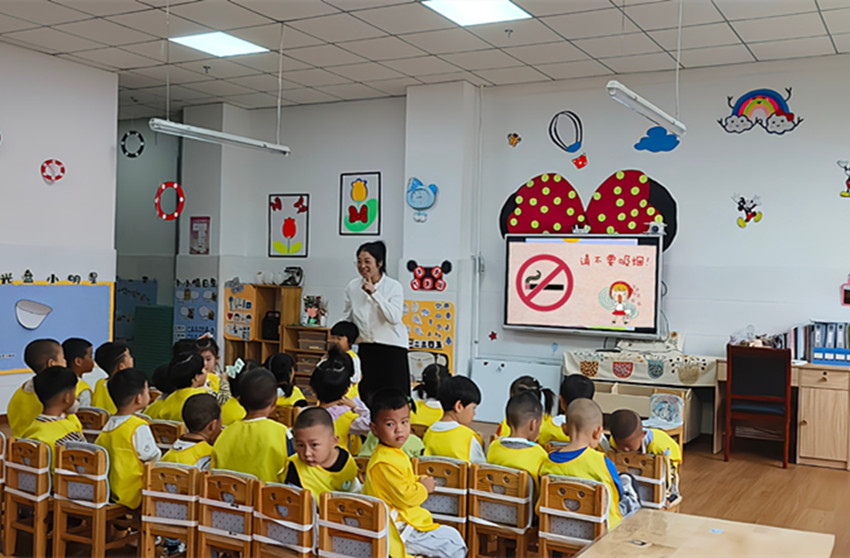 1721176999145837.jpg 元宝山区第三幼儿园、新华社区关工委联合开展“大手牵小手。控烟一起走”活动照片1_副本.jpg