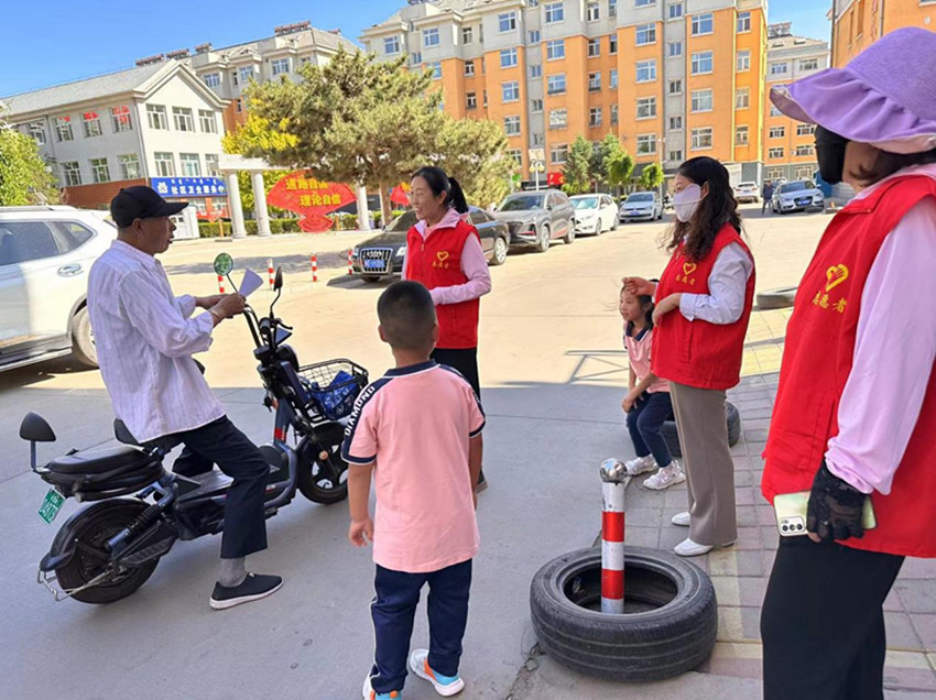 1721177021460160.jpg 元宝山区第三幼儿园、东城街道新华社区关工委联合开展“大手牵小手,控烟一起走”活动照片3_副本.jpg