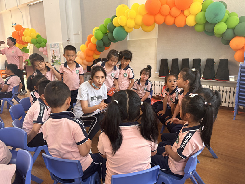 1721177064357099.jpg 元宝山区第三幼儿园、新华社区关工委联合开展“大手牵小手。控烟一起走”活动照片2_副本.jpg