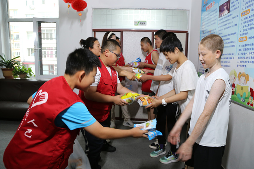 1721697852908301.jpg 元宝山区草原蓝哈达协会关工委暑期组织小小志愿者看望孤残儿童照片1_副本.jpg