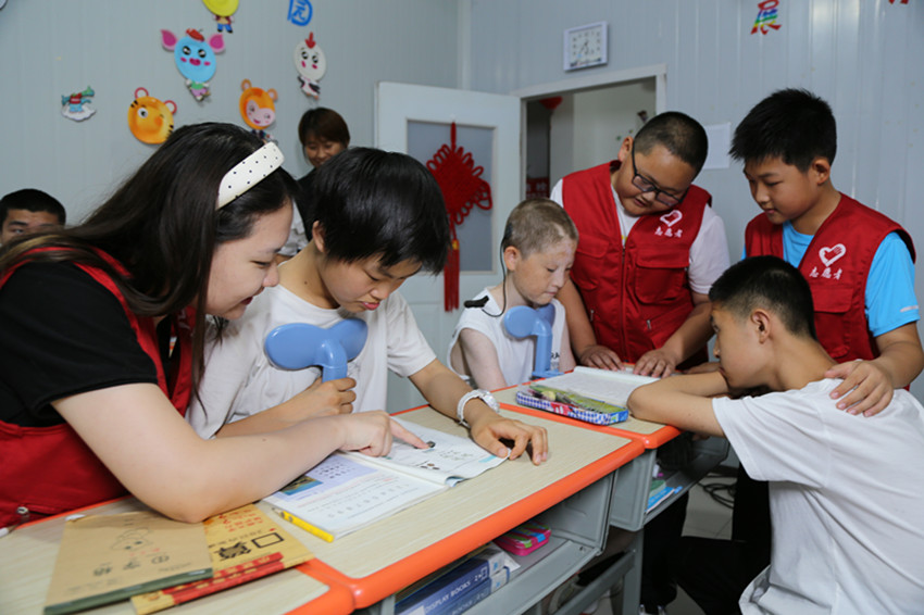 1721697869839548.jpg 元宝山区草原蓝哈达协会关工委暑期组织小小志愿者看望孤残儿童照片7pg_副本.jpg