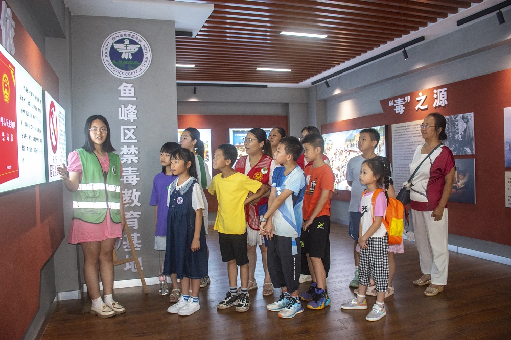 1721962636817165.jpg 讲解员为大家讲解国际禁毒日由来1.jpg