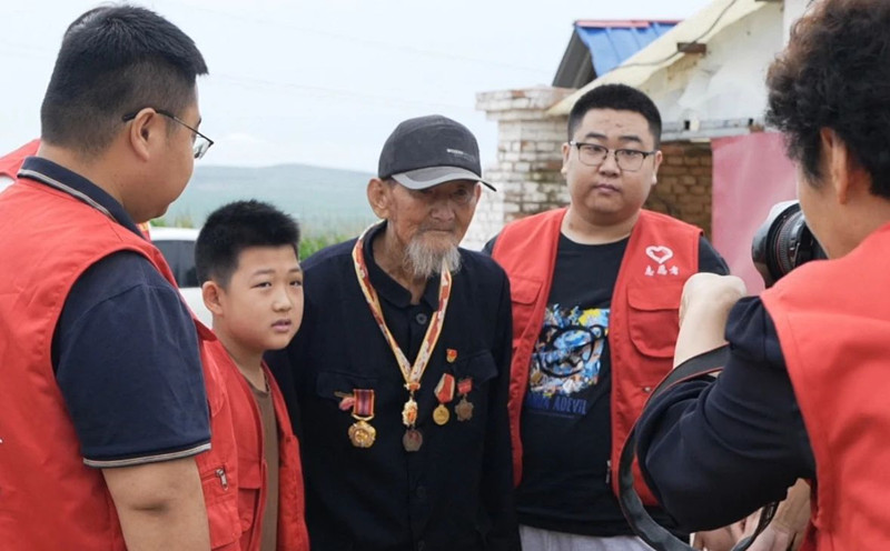 1722386471876679.jpg 元宝山区草原蓝哈达协会关工委八一慰问老兵活动照片9jpg_副本.jpg