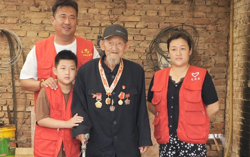 1722386730599393.jpg 元宝山区草原蓝哈达协会关工委八一慰问老兵活动照片8jpg_副本.jpg