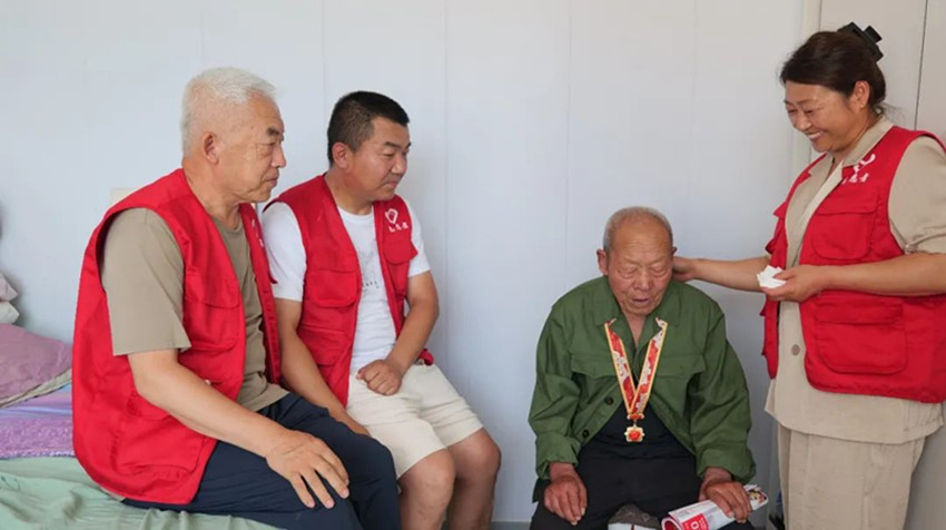 1722387673428961.jpg 元宝山区草原蓝哈达协会关工委2024八一前夕看望复原老兵活动照片11_副本.jpg