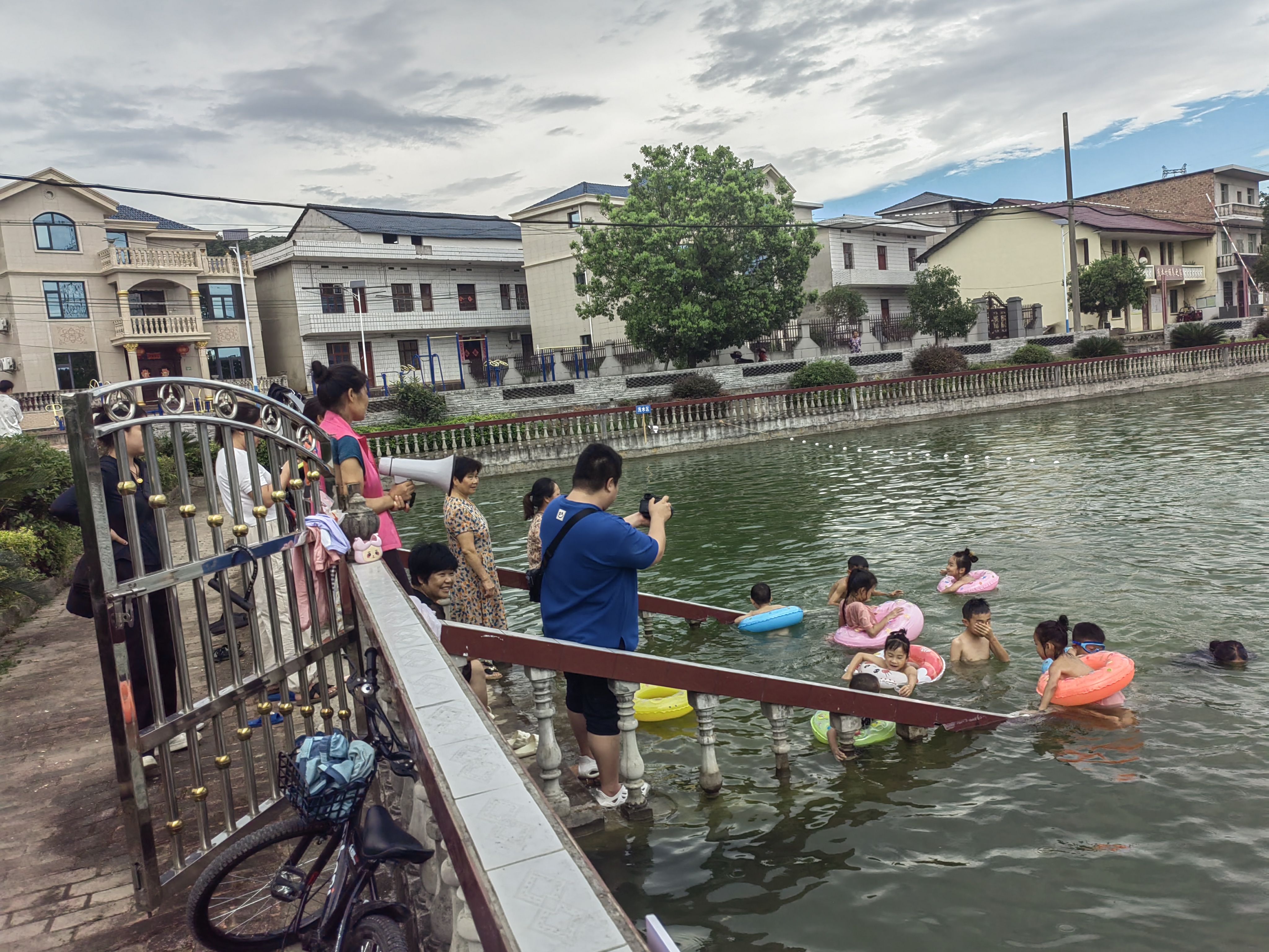 1722911699661468.jpg 3关爱活动照片_爱奇艺.jpg