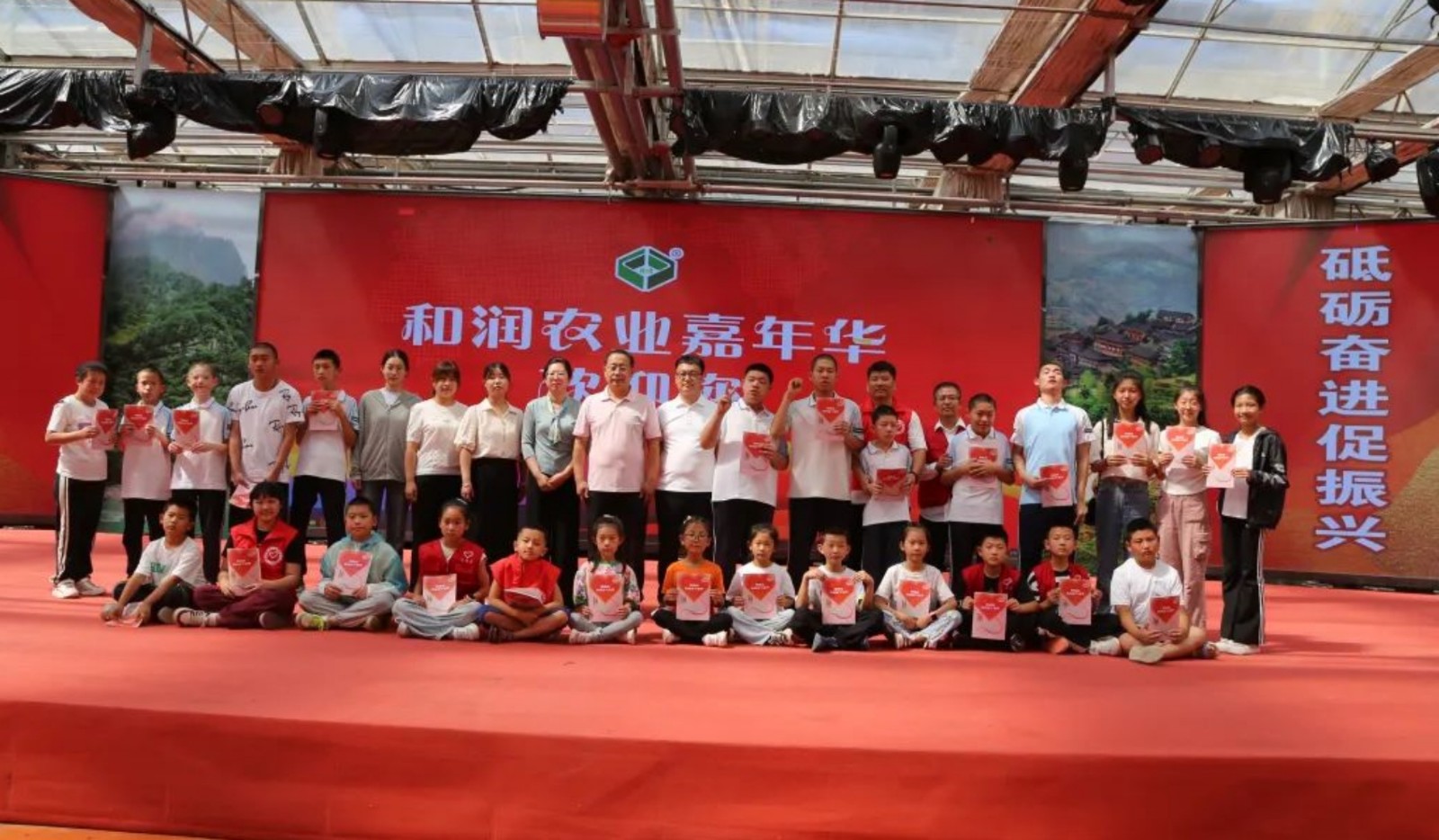 1725348818755745.jpg 元宝山区草原蓝哈达协会关工委组织孤残儿童夏令营活动照片1_副本.jpg