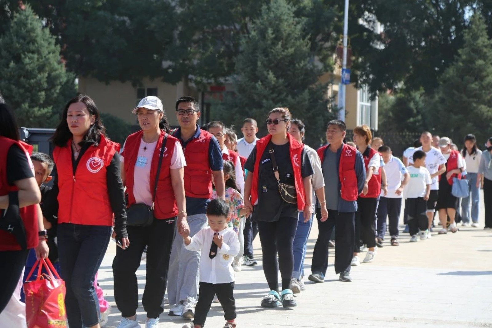 1725348884726290.jpg 元宝山区草原蓝哈达协会关工委组织孤残儿童夏令营活动照片2jpg_副本.jpg