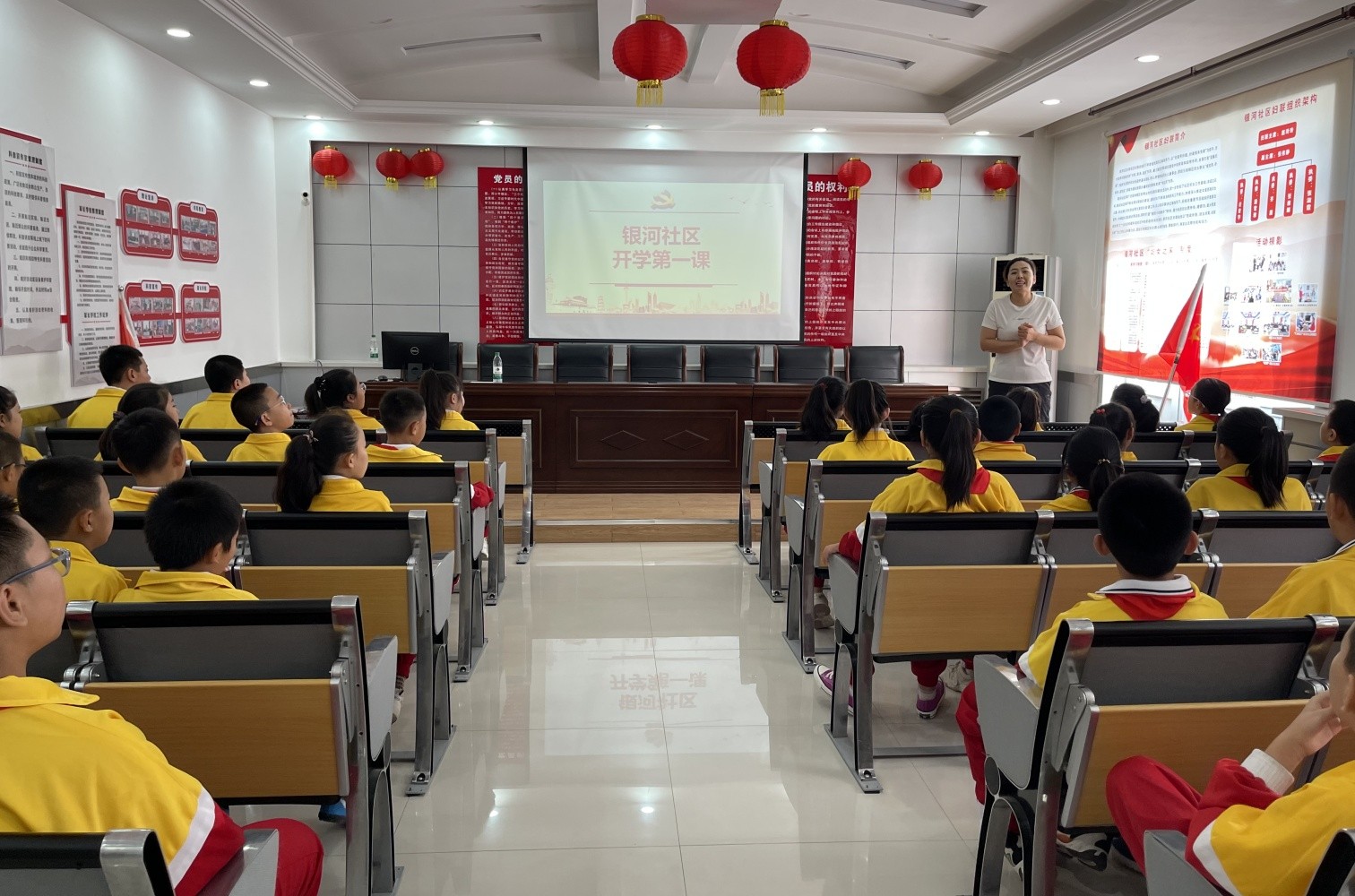 1726107903877885.jpg 元宝山区东城街道银河社区关工委开学第一课 筑牢安全防线活动照片1_副本.jpg