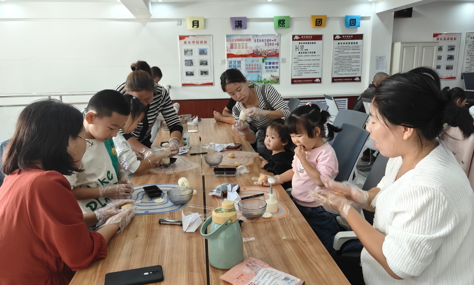 1726190462986482.jpg 元宝山区西城街道新天地社区关工委中秋亲子活动照片2_副本.jpg