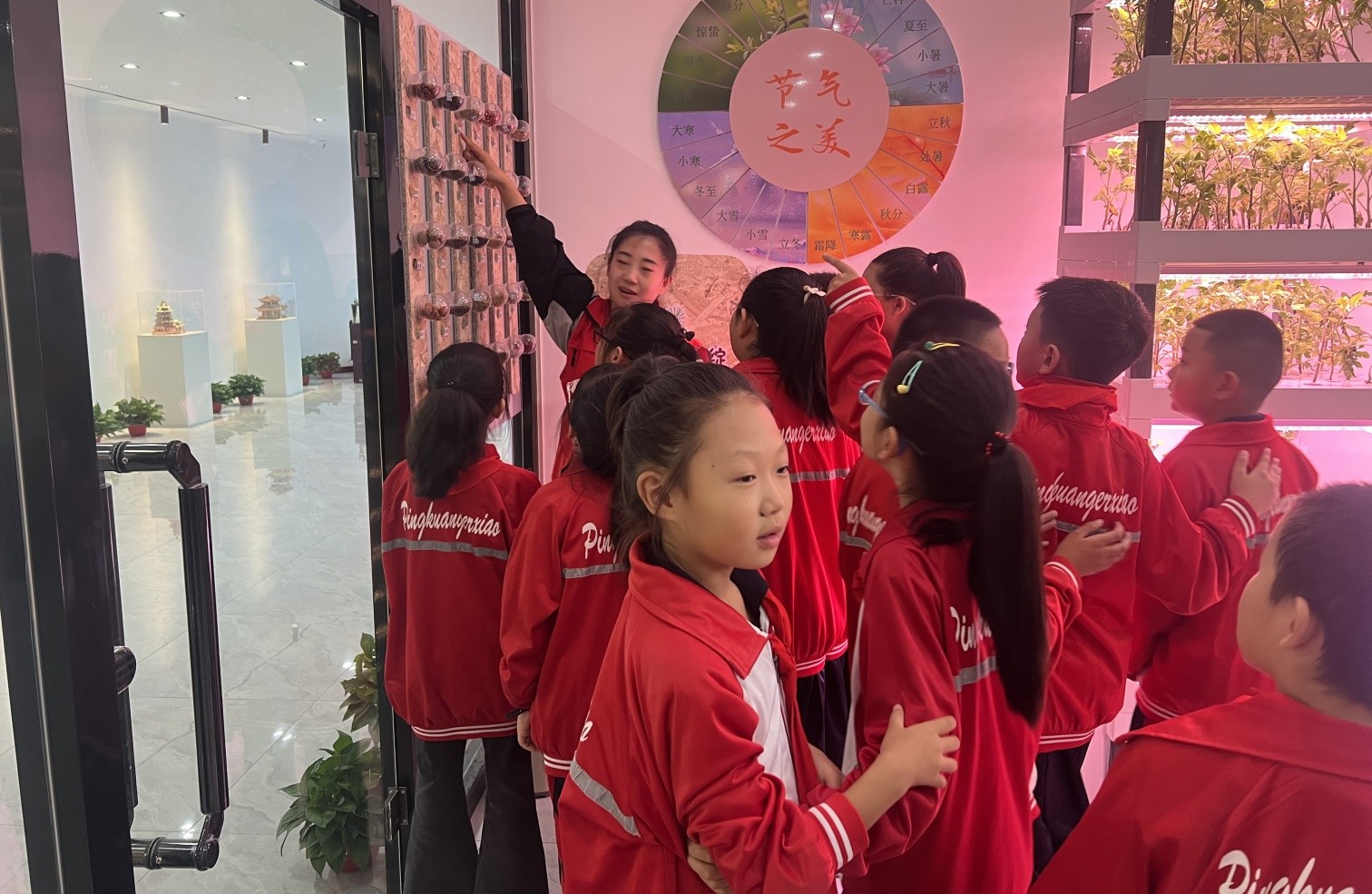 1726707138701848.jpg 元宝山区西城街道新景四季东社区关工委、西城小学关工委组织学生开展节日参观活动照片1_副本.jpg