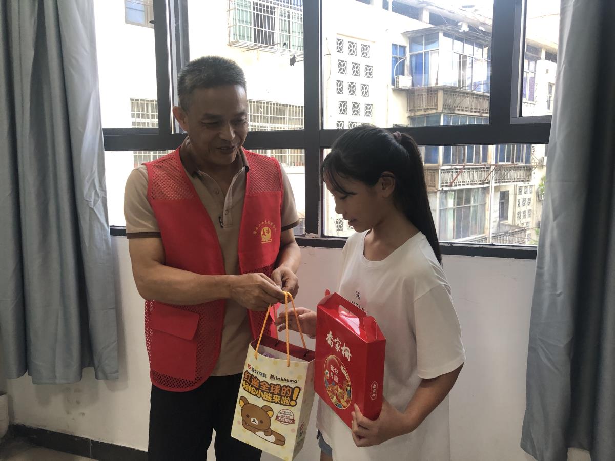 1727157843144444.jpg 渝水二小党员中秋走访慰问结对帮扶学生2.jpg