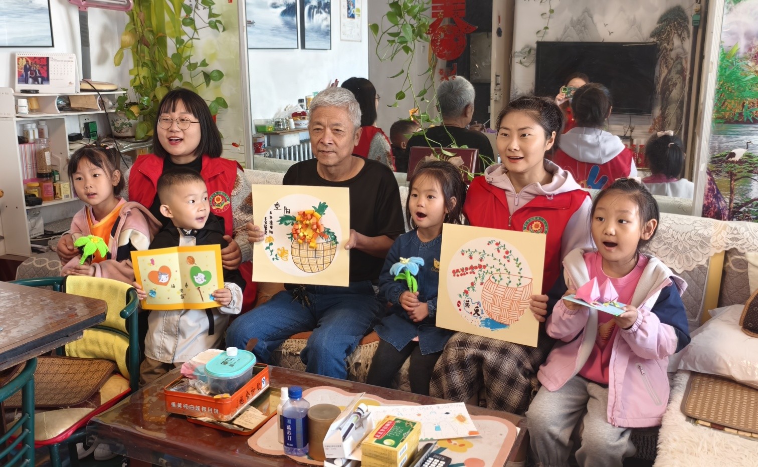 1728693611519558.jpg 元宝山区东城街道银河社区关工委、第二幼儿园关工委敬老活动照片14pg_副本.jpg