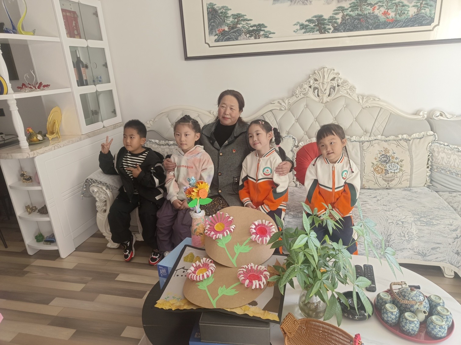 1728693890821925.jpg 元宝山区东城街道银河社区关工委、第二幼儿园关工委敬老活动照片6jpg_副本.jpg