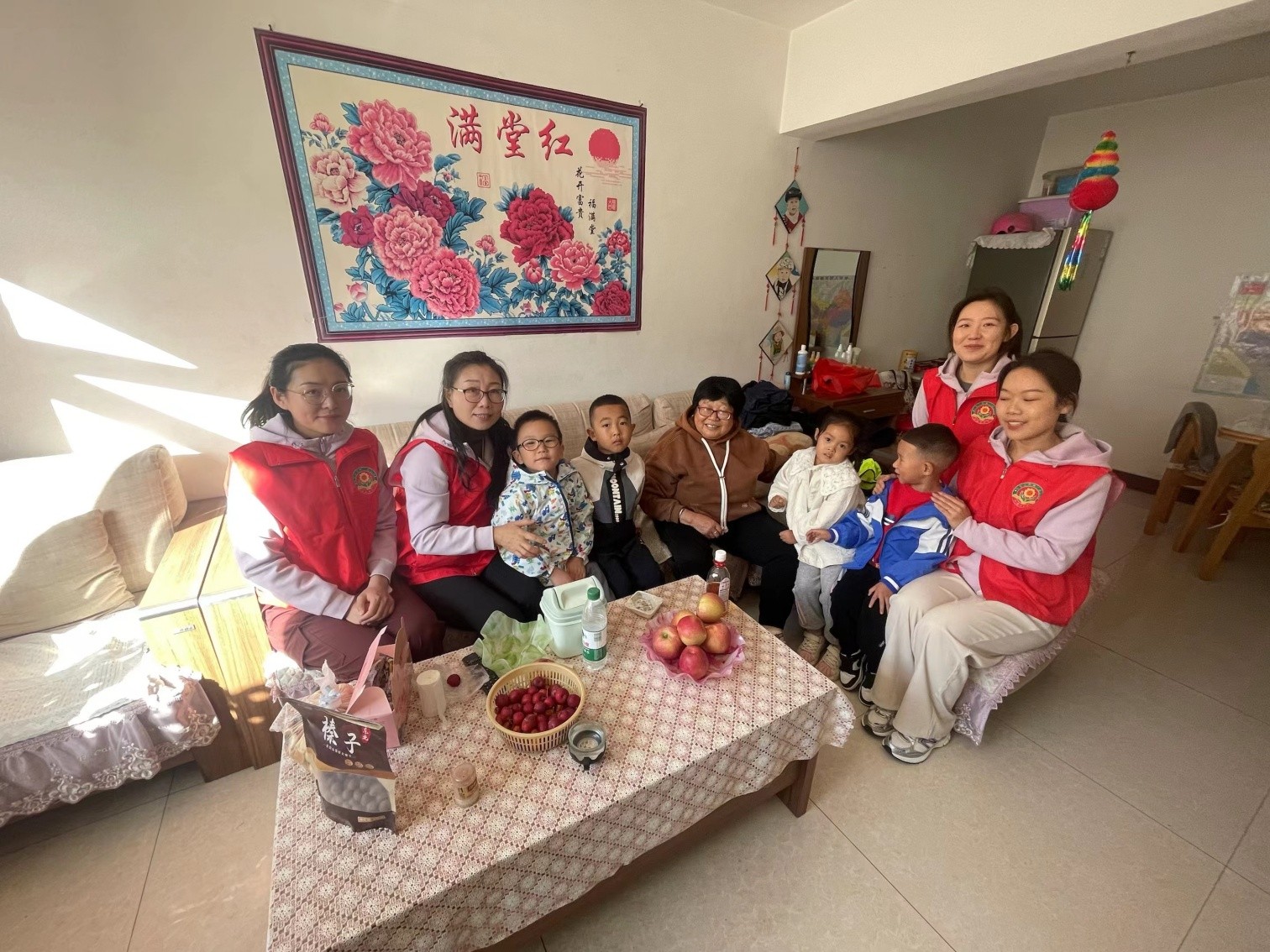 1728693924524257.jpg 元宝山区东城街道银河社区关工委、第二幼儿园关工委敬老活动照片11pg_副本.jpg