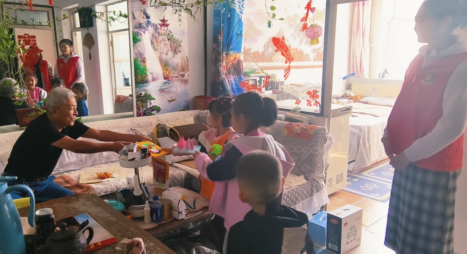 1728693973490001.jpg 元宝山区东城街道银河社区关工委、第二幼儿园关工委敬老活动照片13pg_副本.jpg