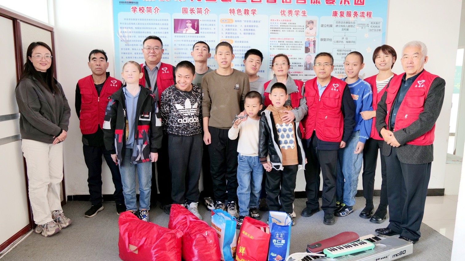 1728977431528230.jpg 元宝山区草原蓝哈达协会关工委看望聋哑儿童活动照片7pg_副本.jpg