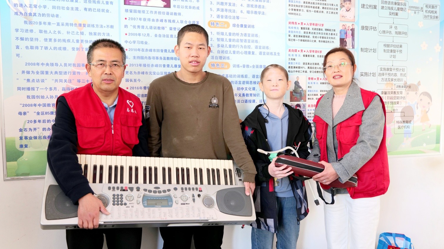 1728977486151747.jpg 元宝山区草原蓝哈达协会关工委看望聋哑儿童活动照片2jpg_副本.jpg