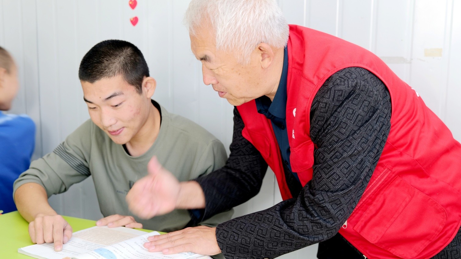 1728977508229716.jpg 元宝山区草原蓝哈达协会关工委看望聋哑儿童活动照片6jpg_副本.jpg